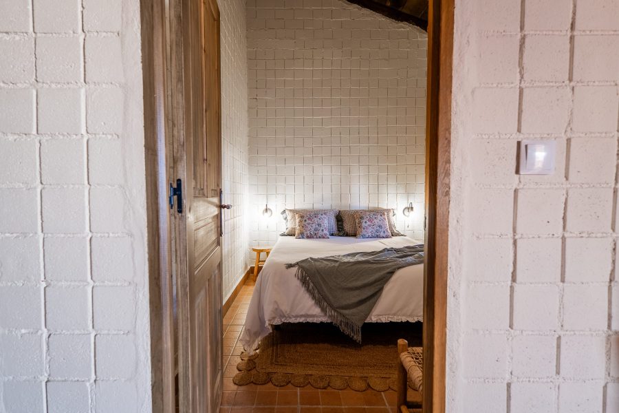 Dormitorio visto desde la puerta, con apliques de pared