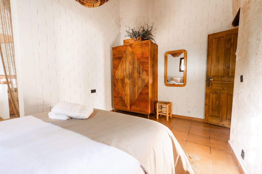 Dormitorio con armario antiguo de madera y espejo