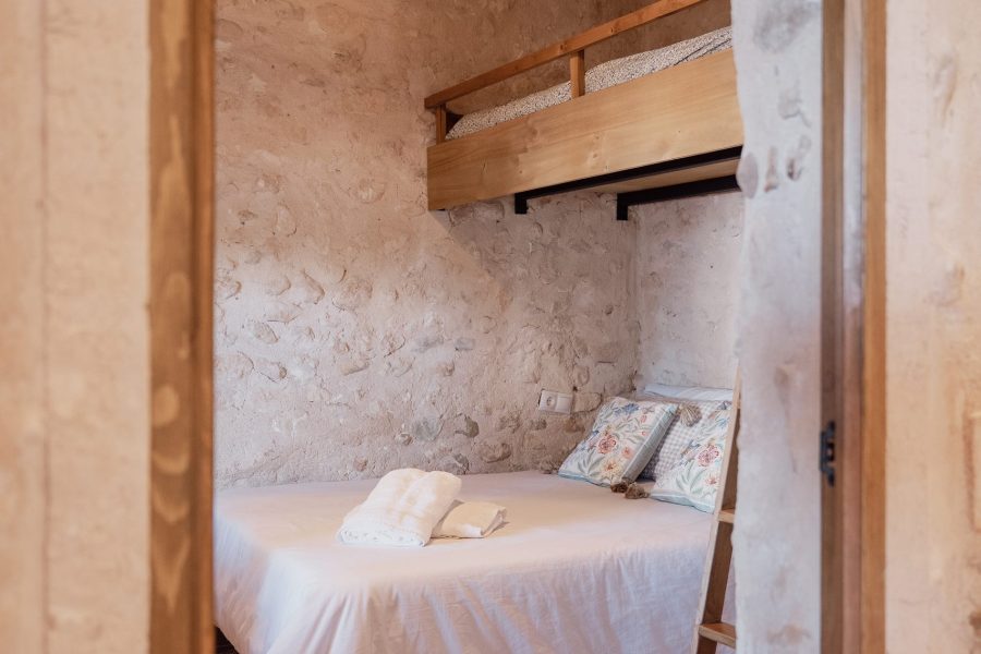 Dormitorio con litera visto desde el pasillo