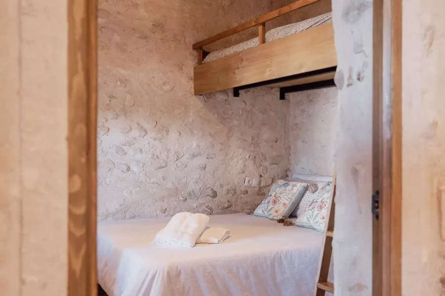 Dormitorio con litera visto desde el pasillo