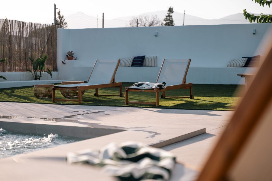 Tumbonas sobre el césped junto a la piscina