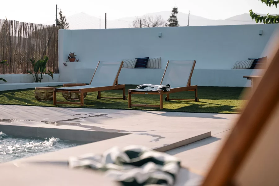Tumbonas sobre el césped junto a la piscina