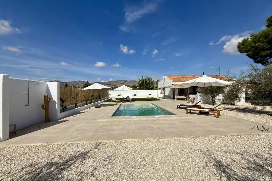 Vista general de la piscina y la casa